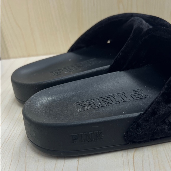 PINK Victoria's Secret Black Plush Sandals - Picture 4 of 6
